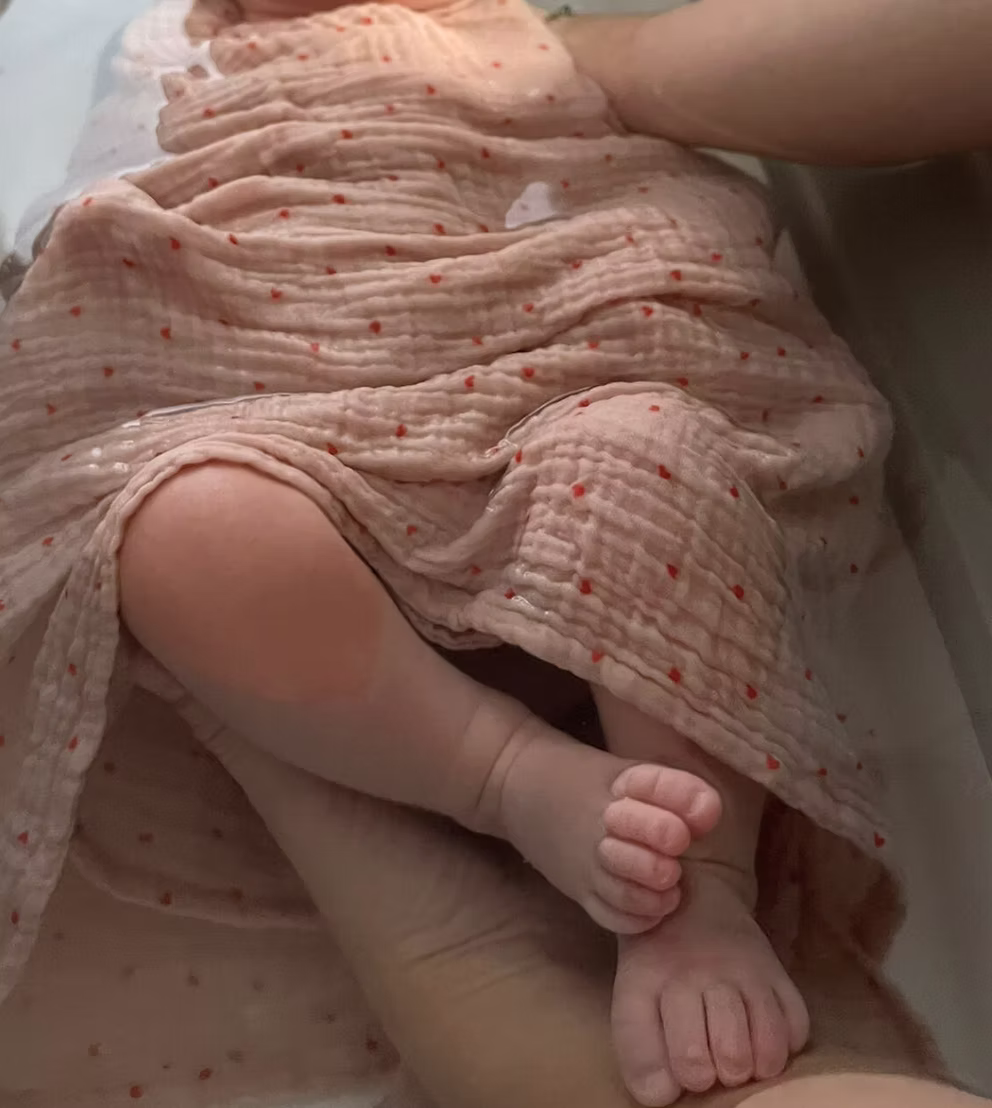 Séance lors d'un bain enveloppé quelques jours après la naissance de ce bébé