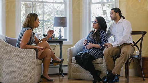 Cette image illustre un temps d’échange privilégié avec les parents : une écoute attentive, un espace pour exprimer leurs besoins, recevoir des informations fiables et surtout renforcer leur confiance dans leurs choix.